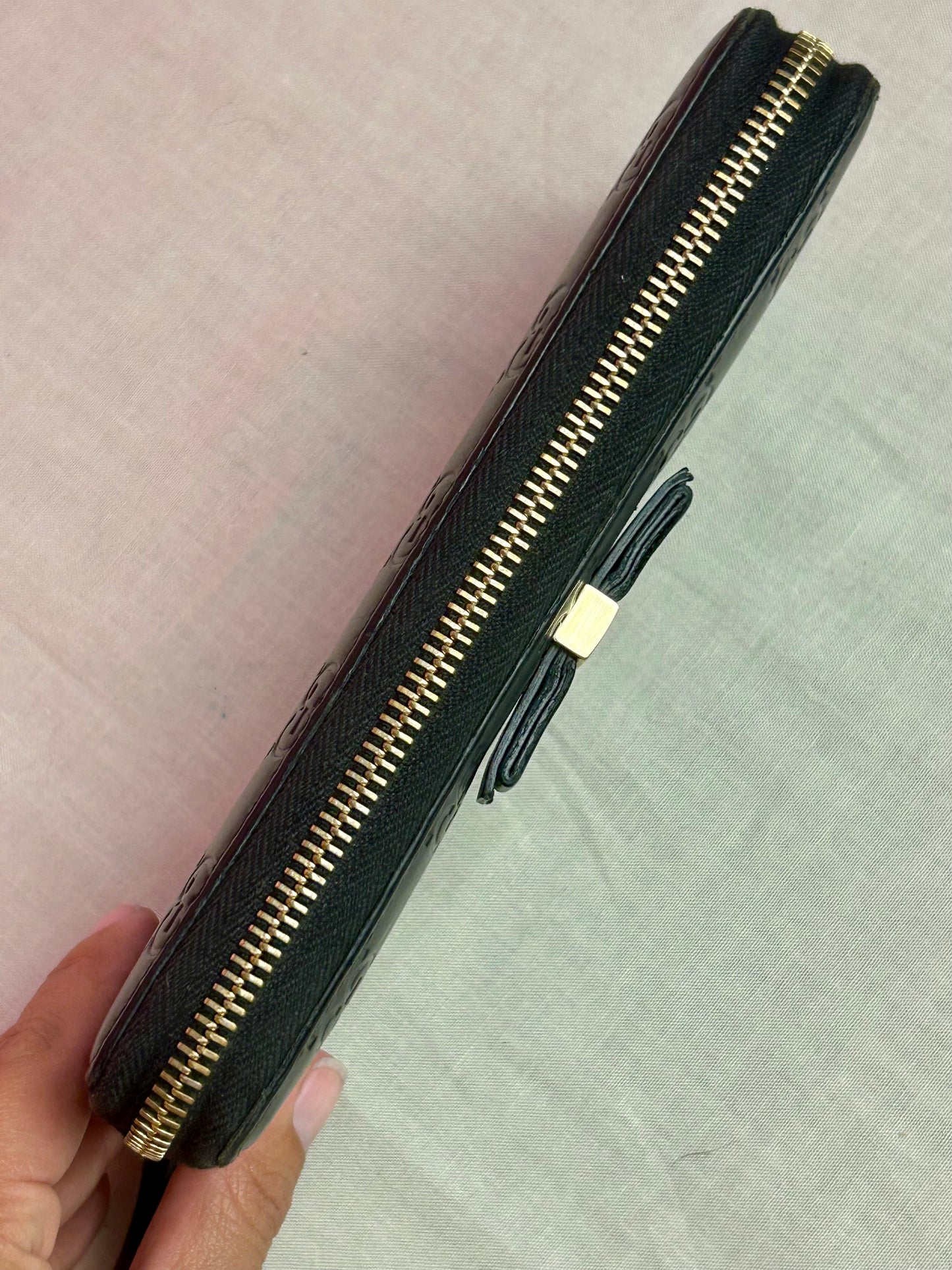Black Gucci Zippy Wallet