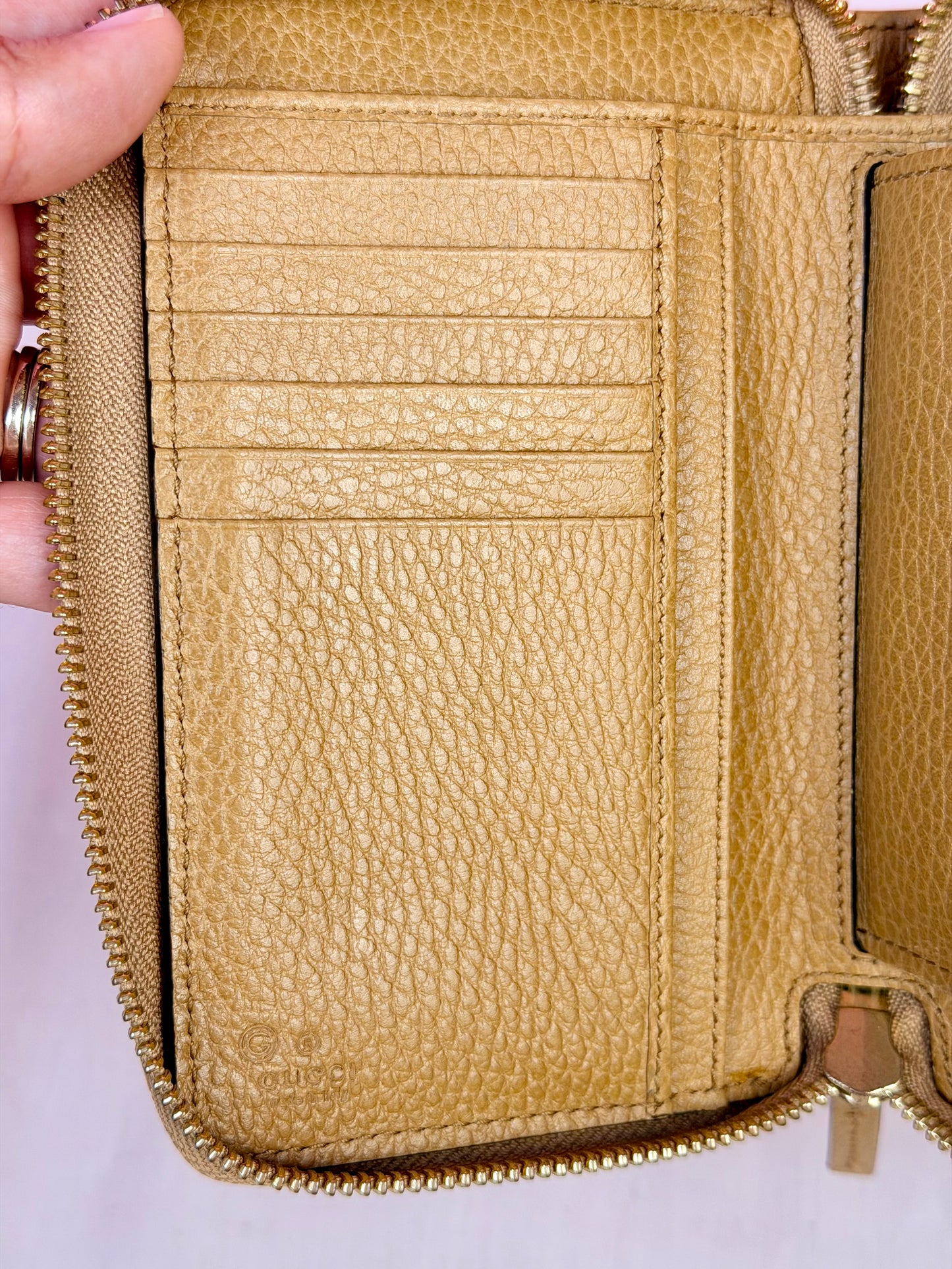 Gucci Beige Compact Zippy
