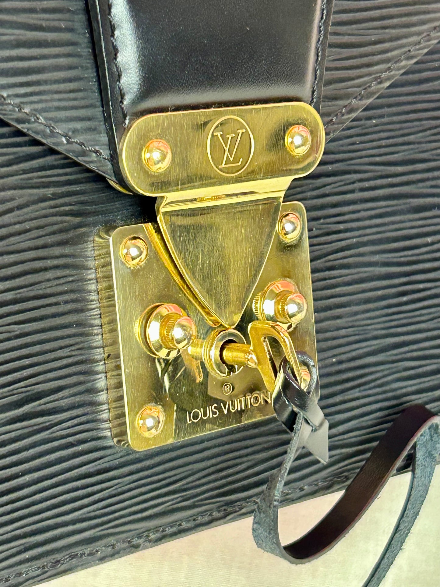 Louis Vuitton Dragonne Clutch – Black Epi Leather