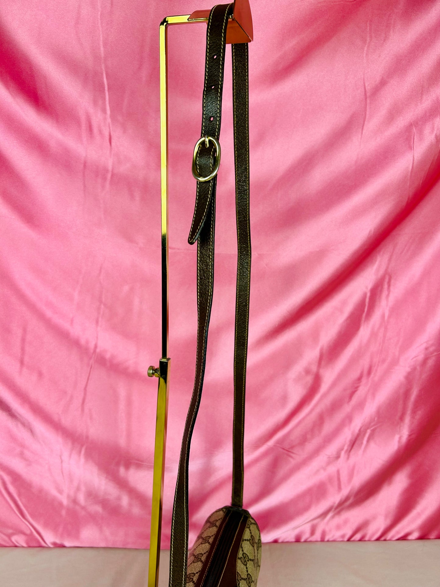 Oval Sherry Line Crossbody