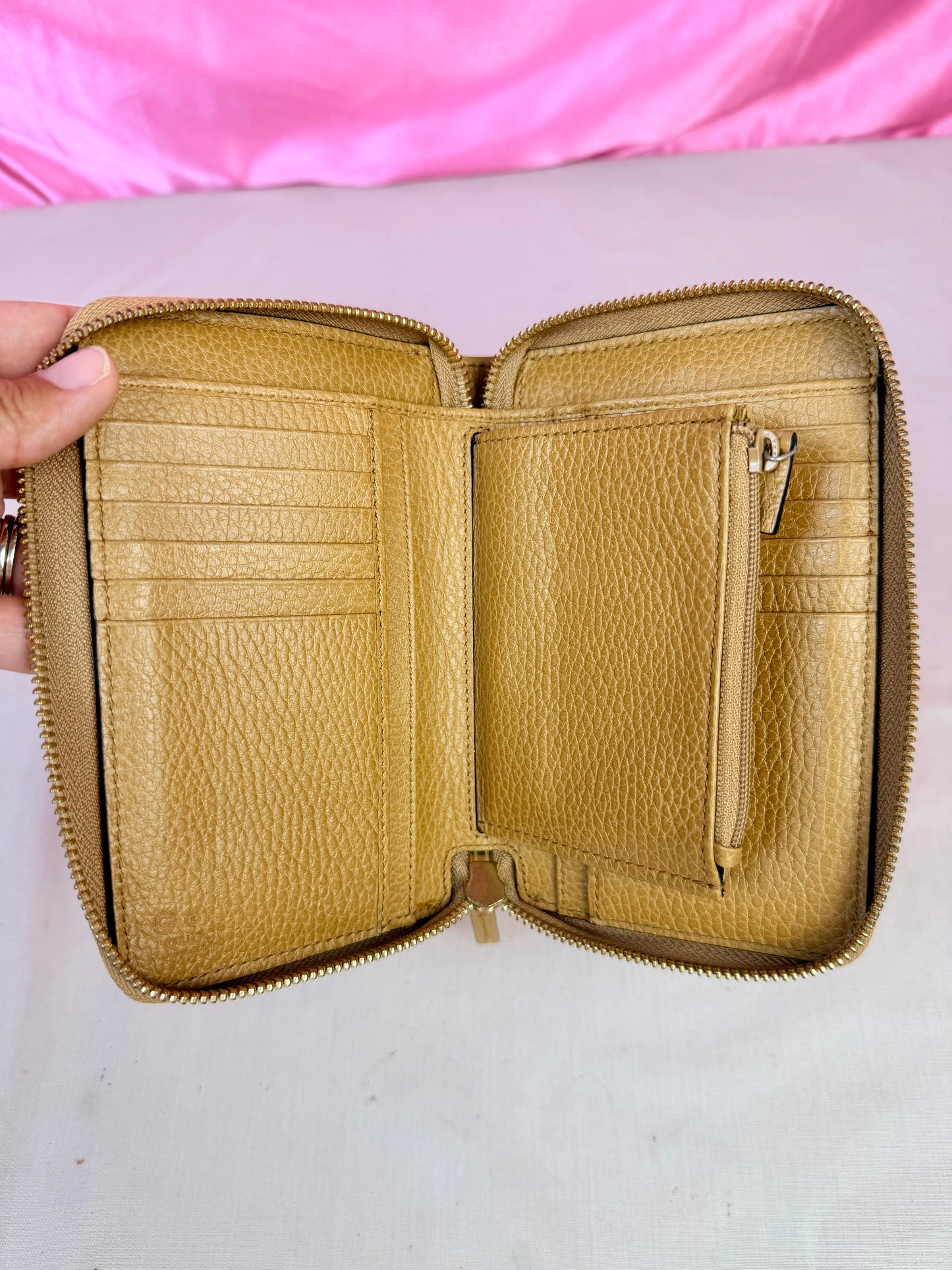 Gucci Beige Compact Zippy
