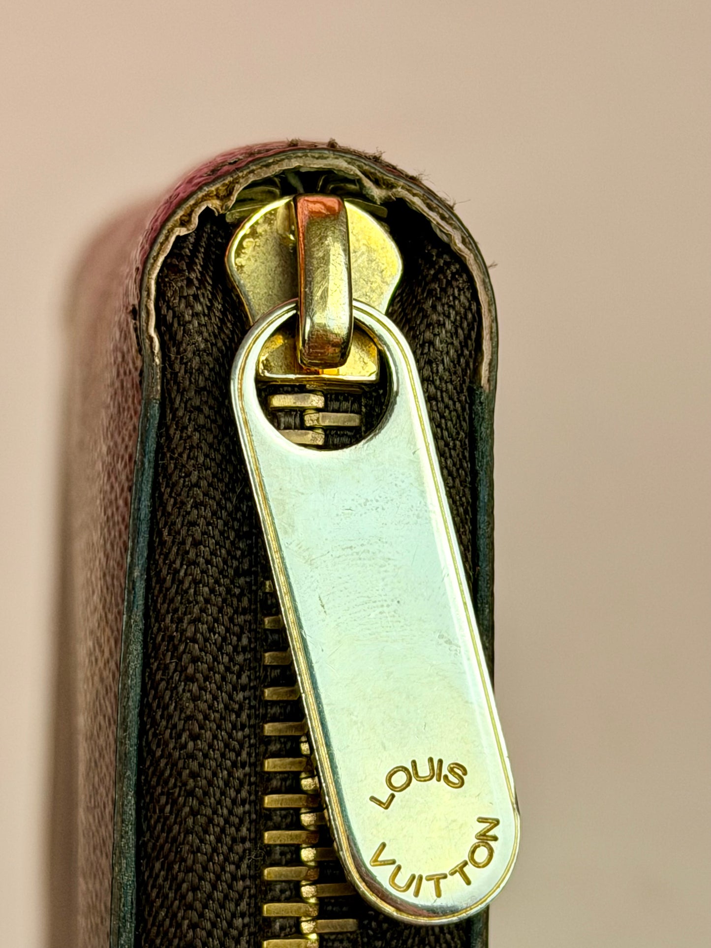 Zippy Wallet in Monogram/Rose
