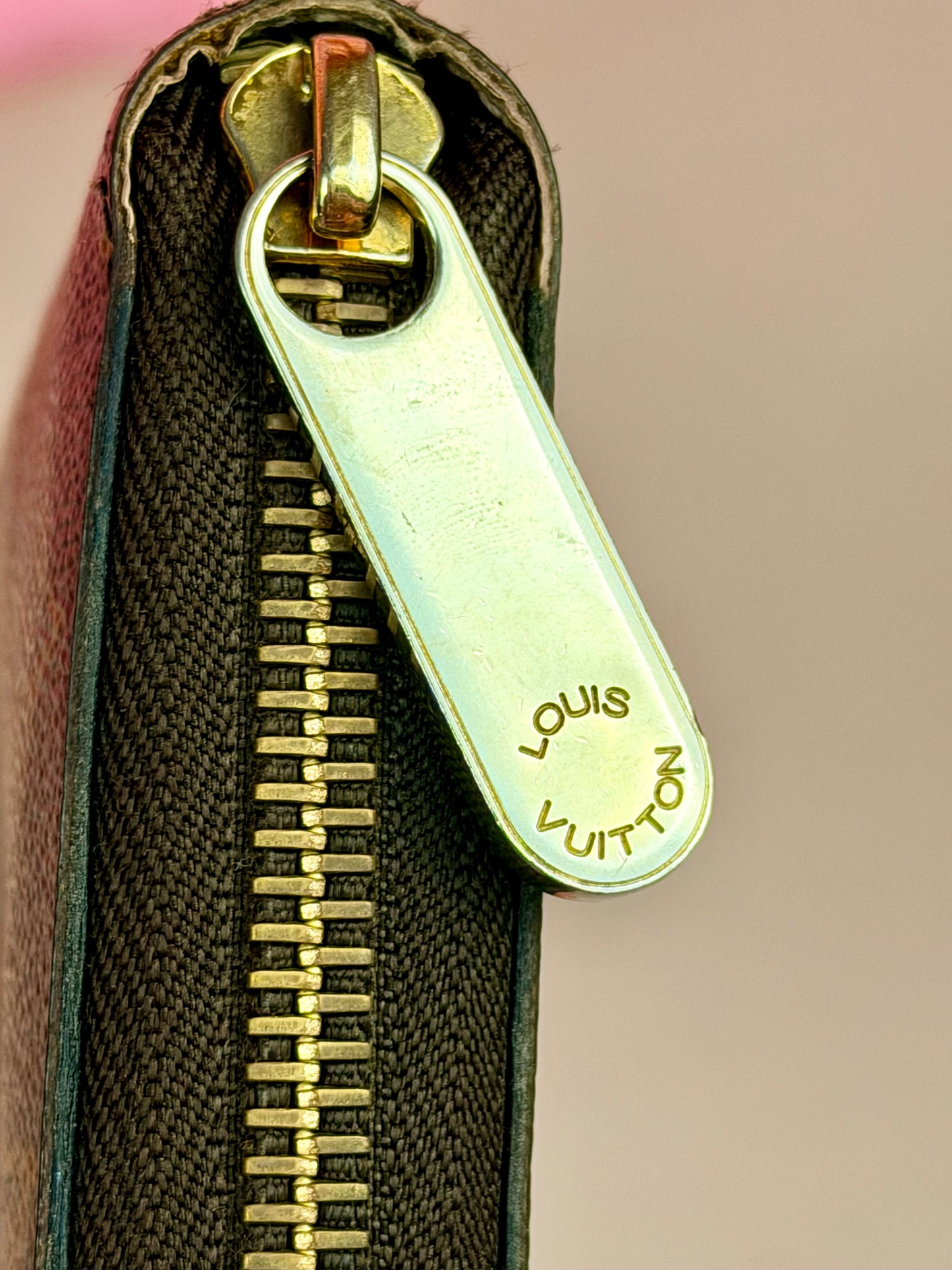 Zippy Wallet in Monogram/Rose