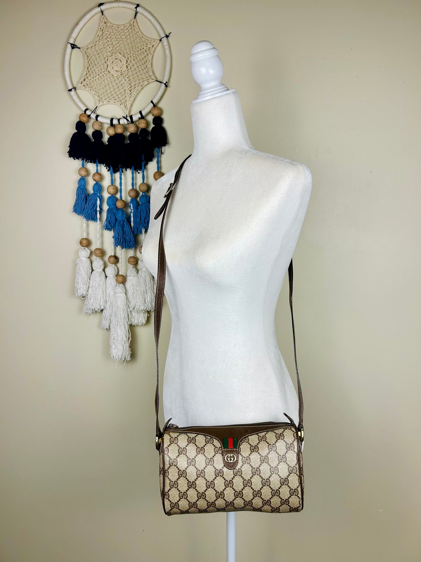 Oval Sherry Line Crossbody