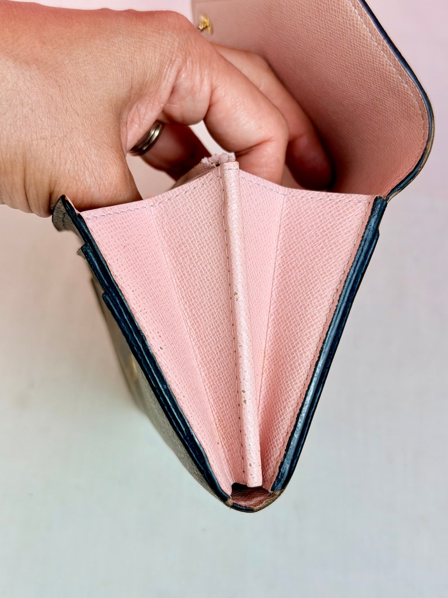 Louis Vuitton Sarah Wallet in Mono/Rose
