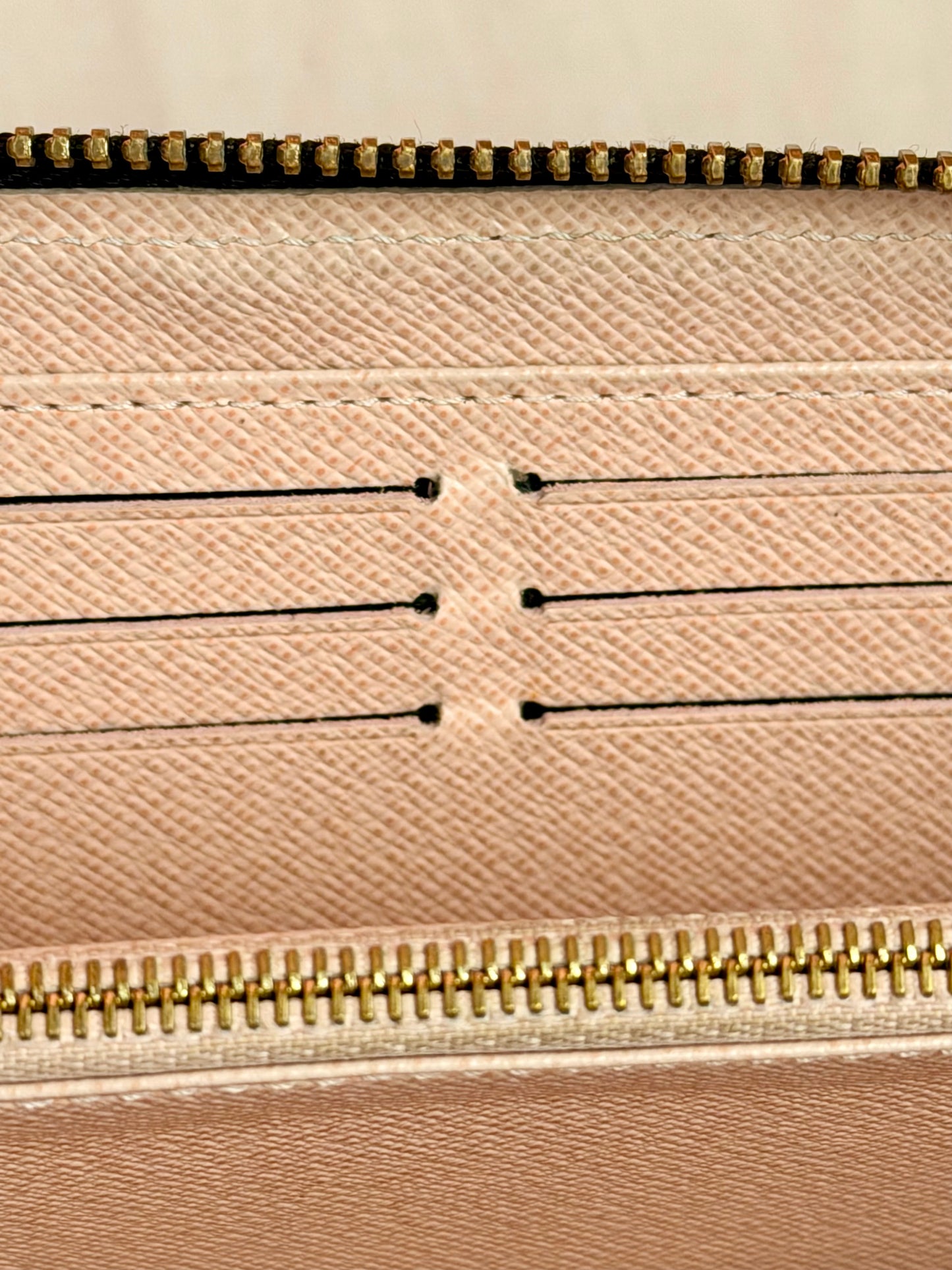 Zippy Wallet in Monogram/Rose