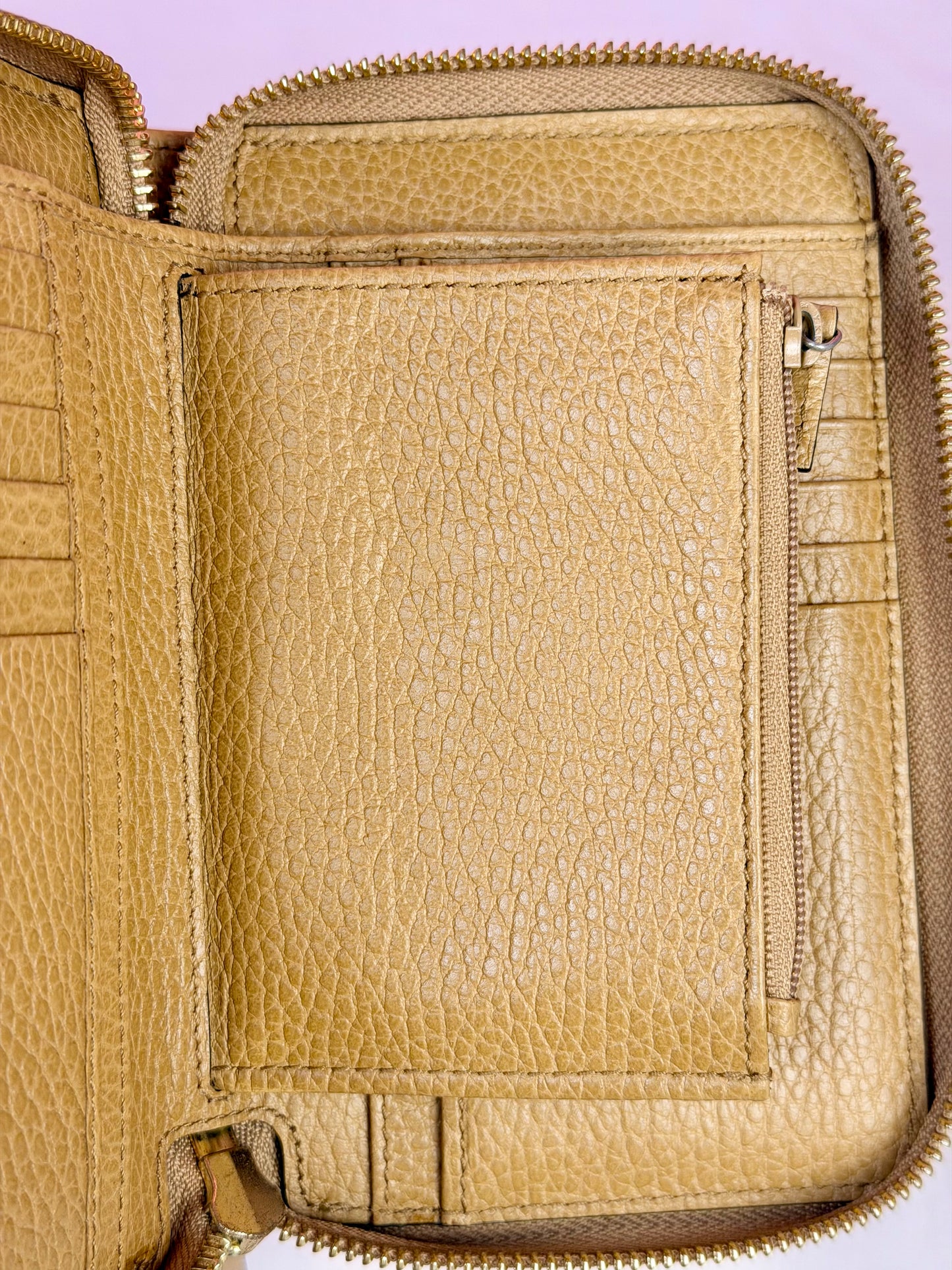 Gucci Beige Compact Zippy