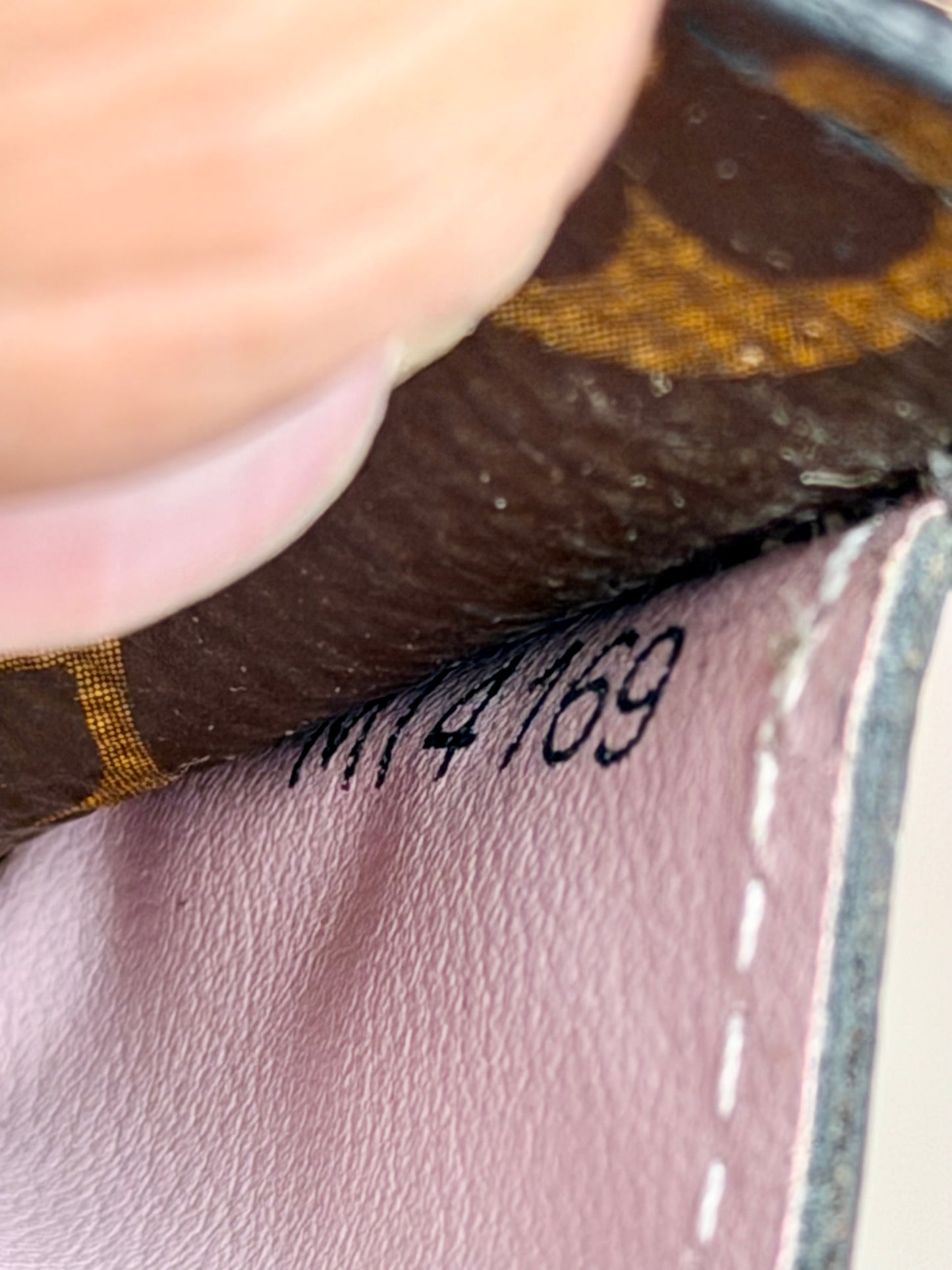Louis Vuitton Sarah Wallet in Mono/Rose
