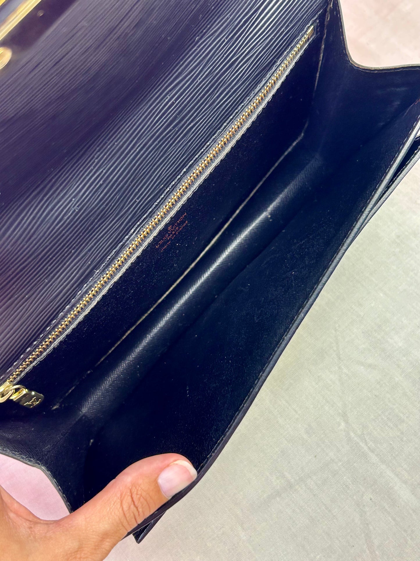 Louis Vuitton Dragonne Clutch – Black Epi Leather