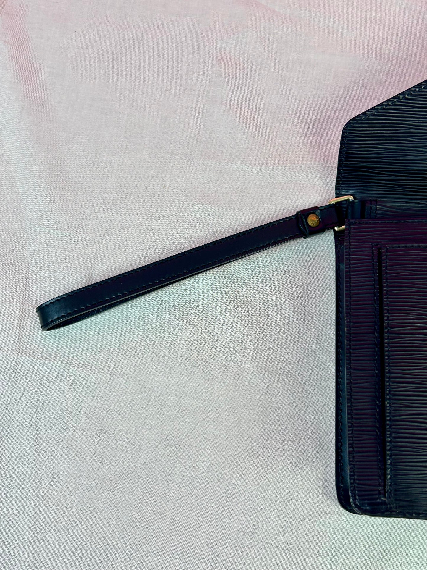 Louis Vuitton Dragonne Clutch – Black Epi Leather
