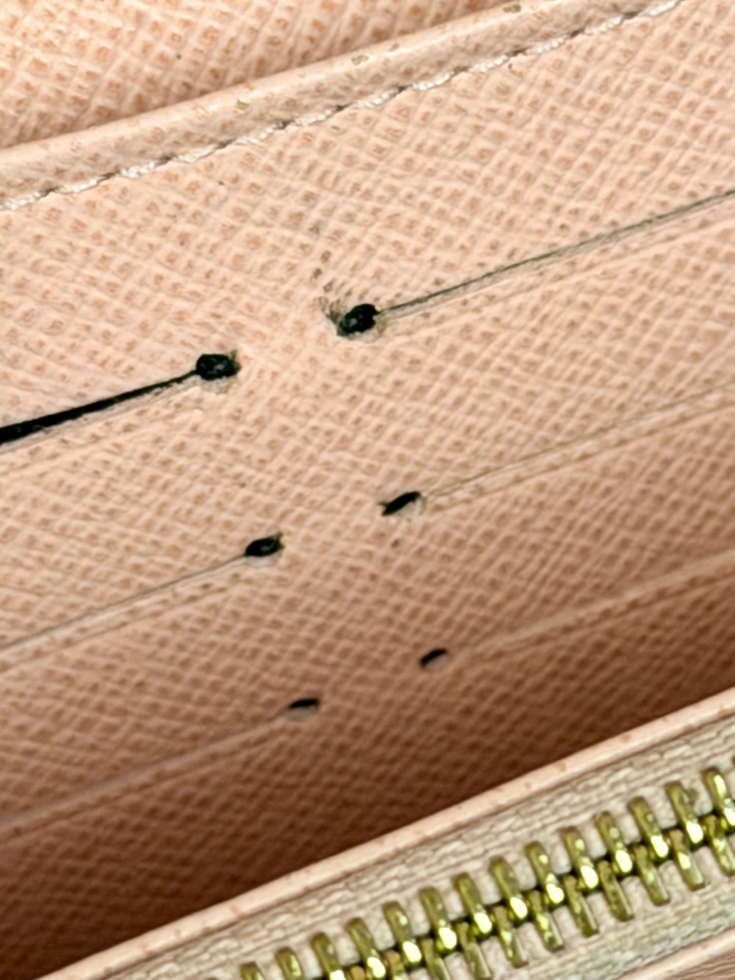 Louis Vuitton Sarah Wallet in Mono/Rose