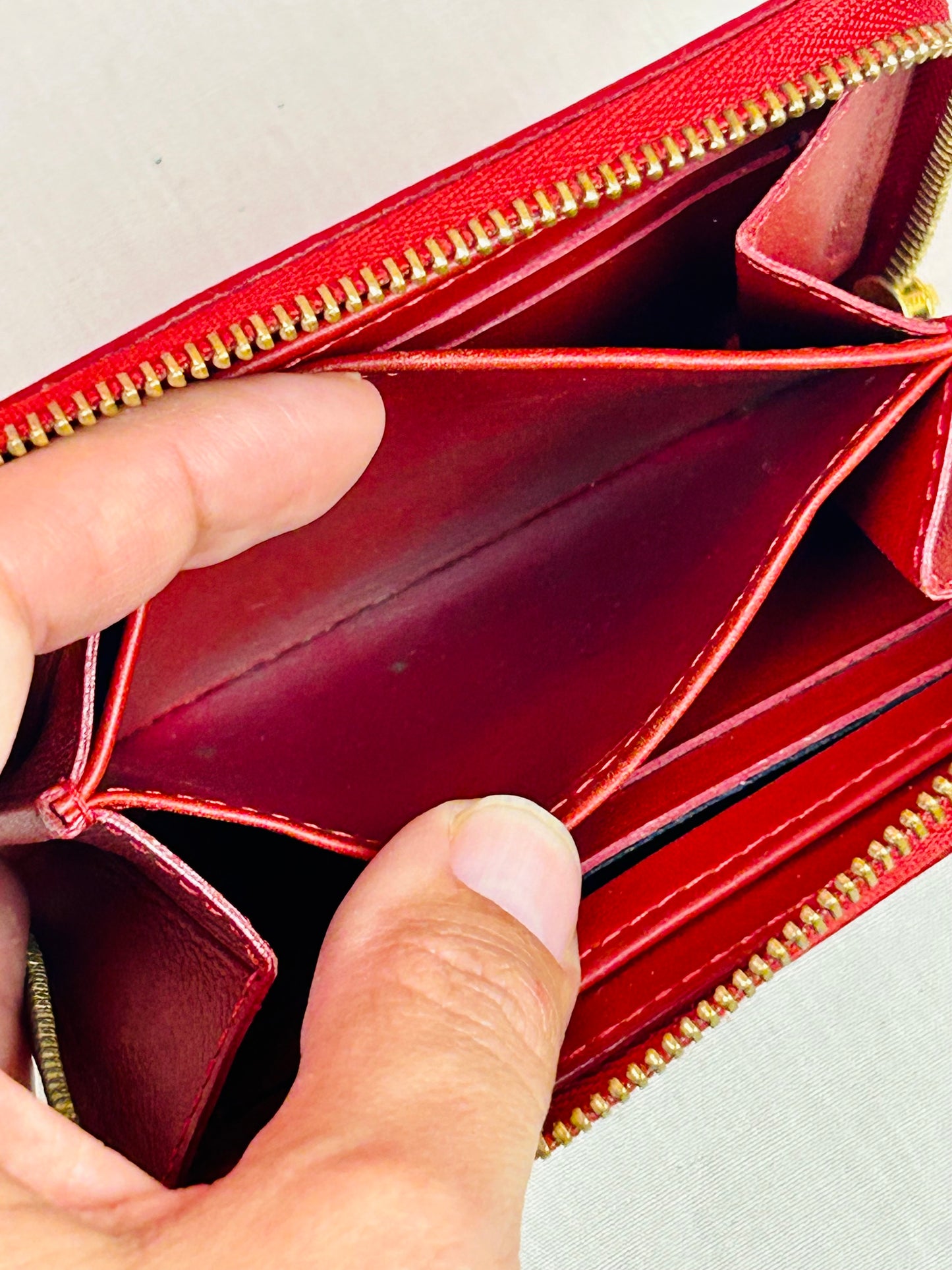 Red Vernis Zippy Card Case