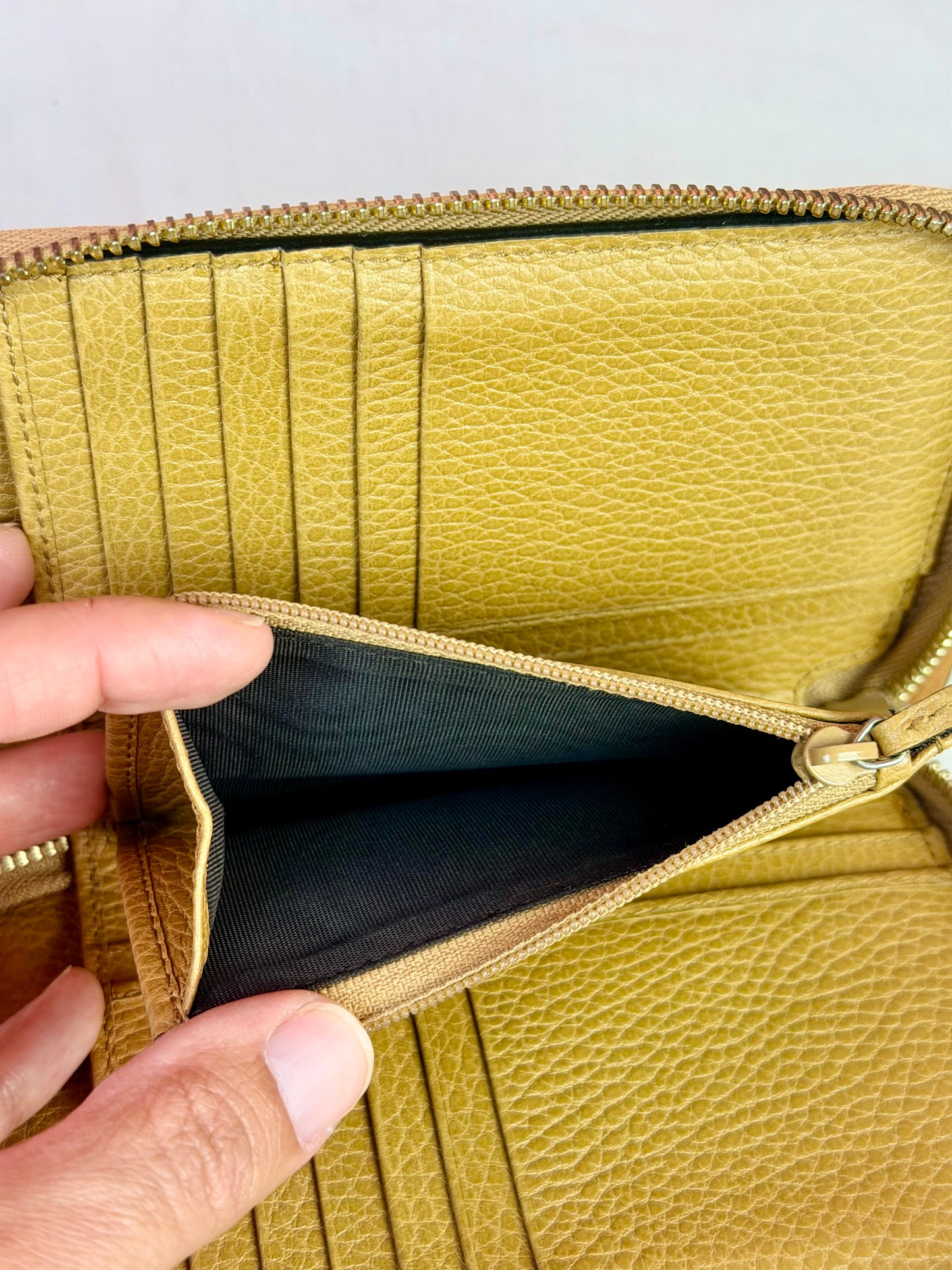 Gucci Beige Compact Zippy