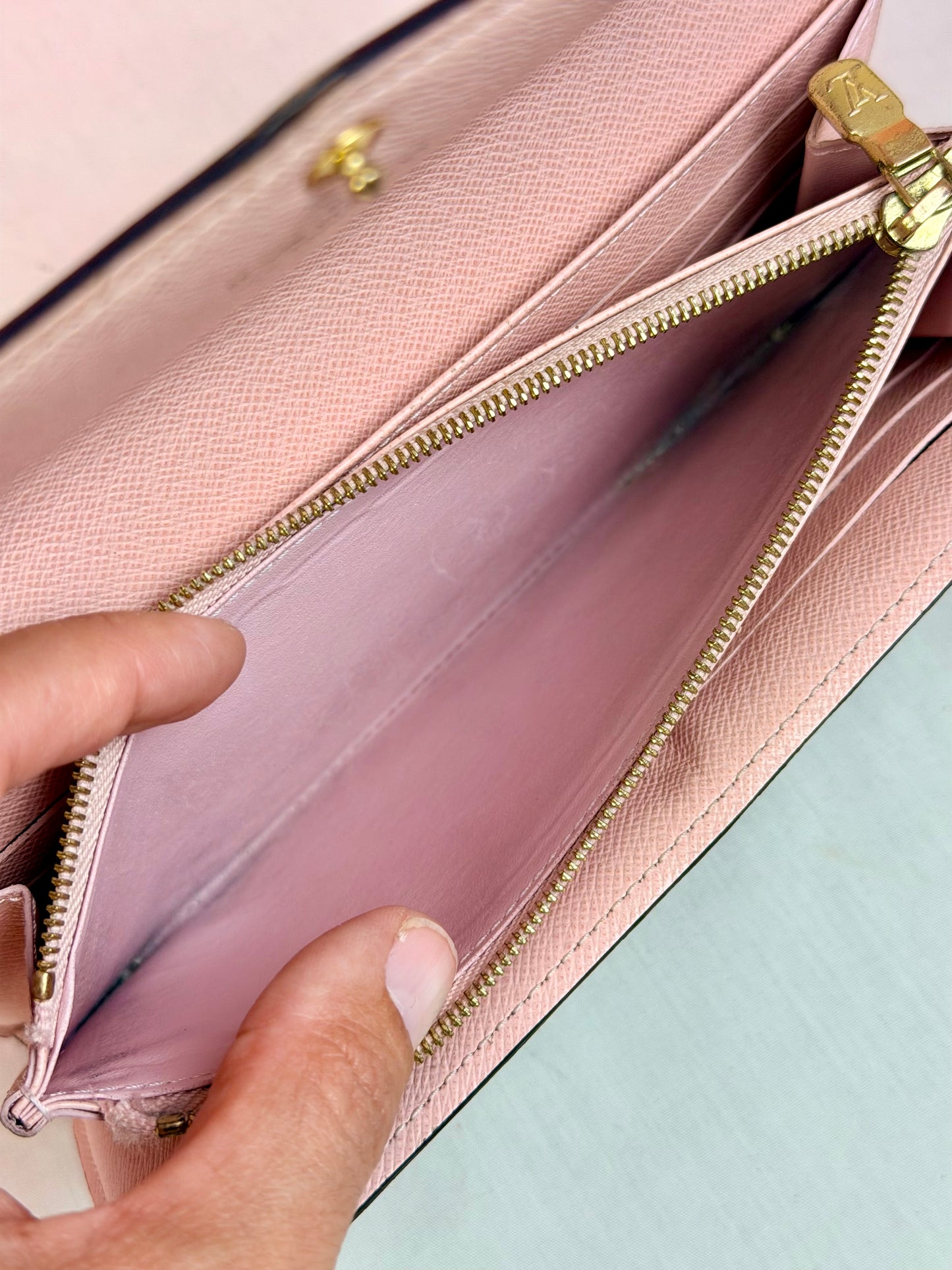 Louis Vuitton Sarah Wallet in Mono/Rose