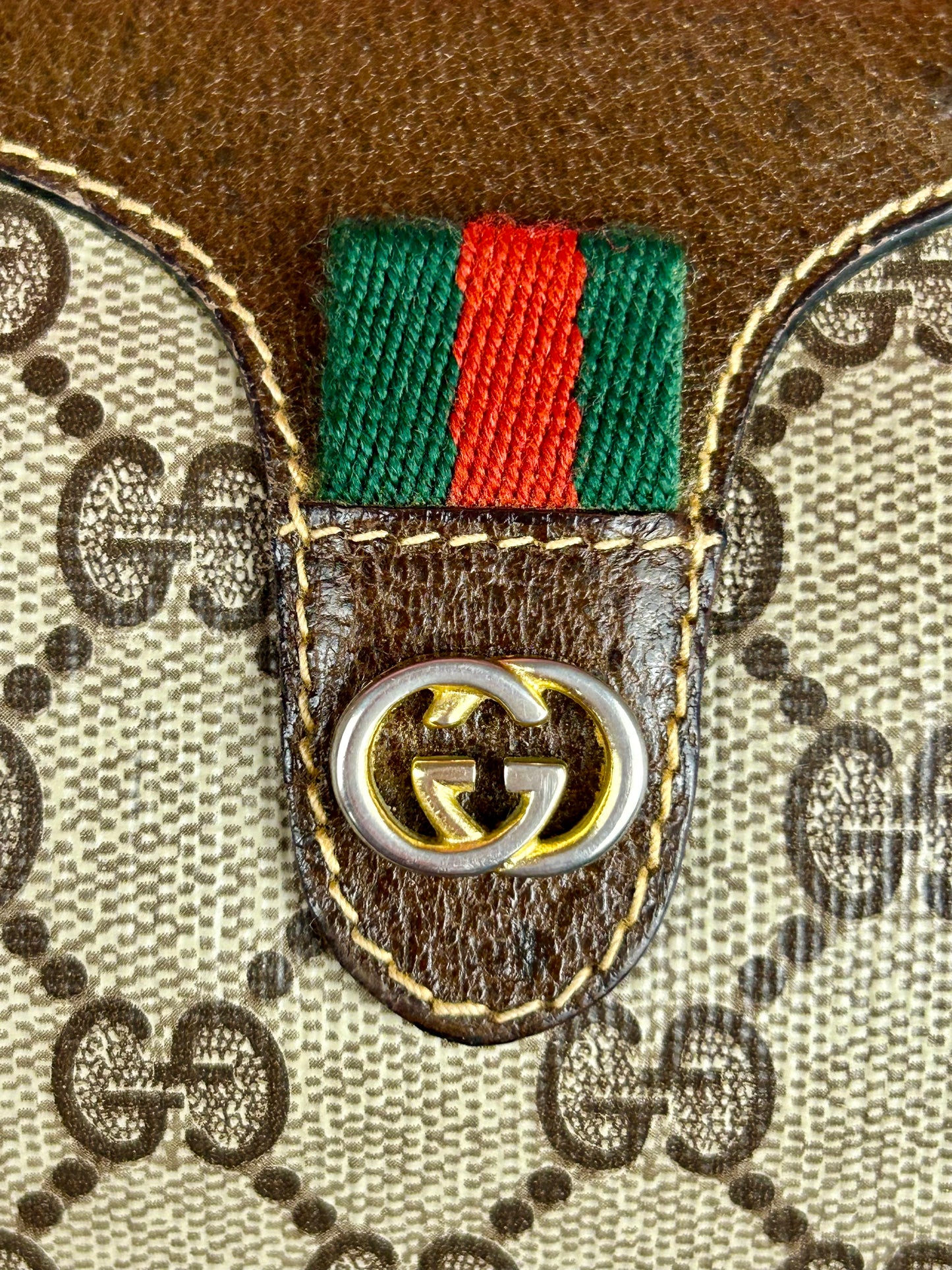 Oval Sherry Line Crossbody