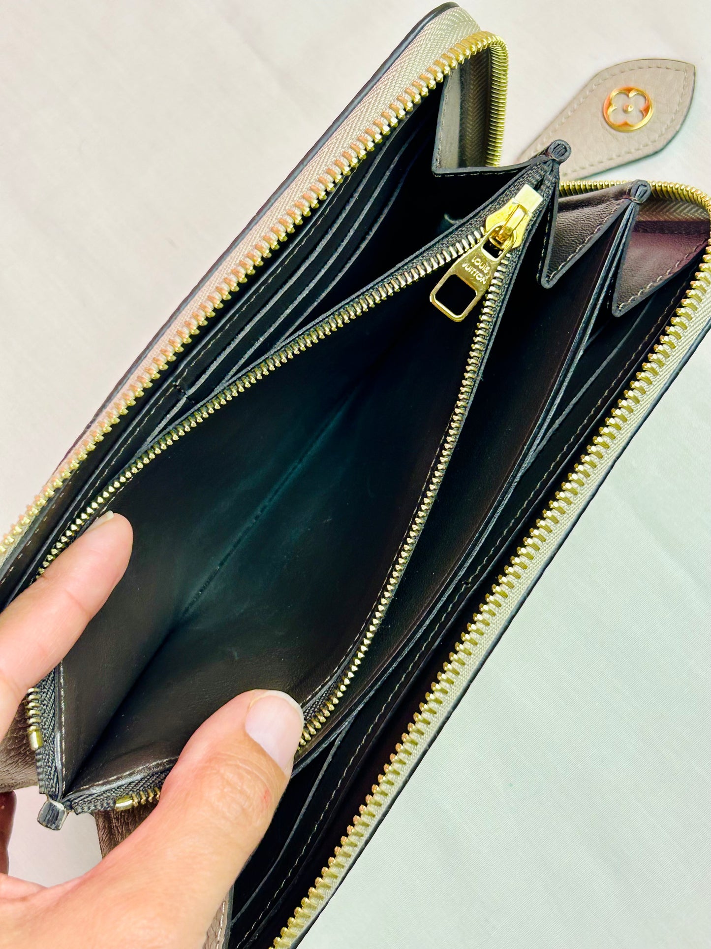 Taurillon Comet Taupe Zippy Wallet