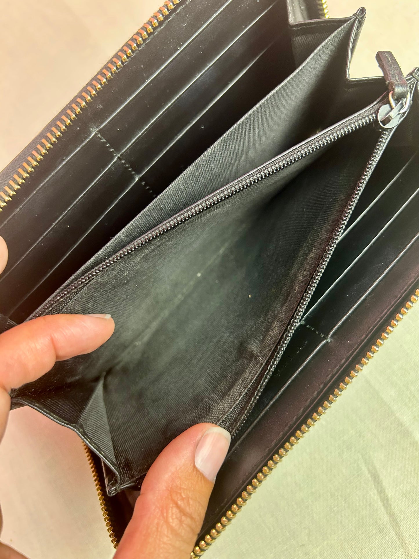 Black Gucci Zippy Wallet