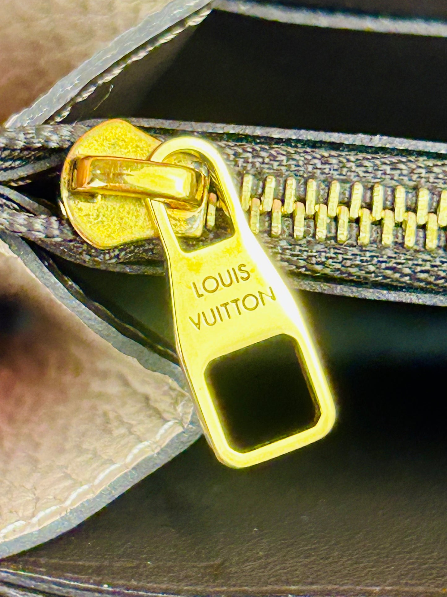 Taurillon Comet Taupe Zippy Wallet