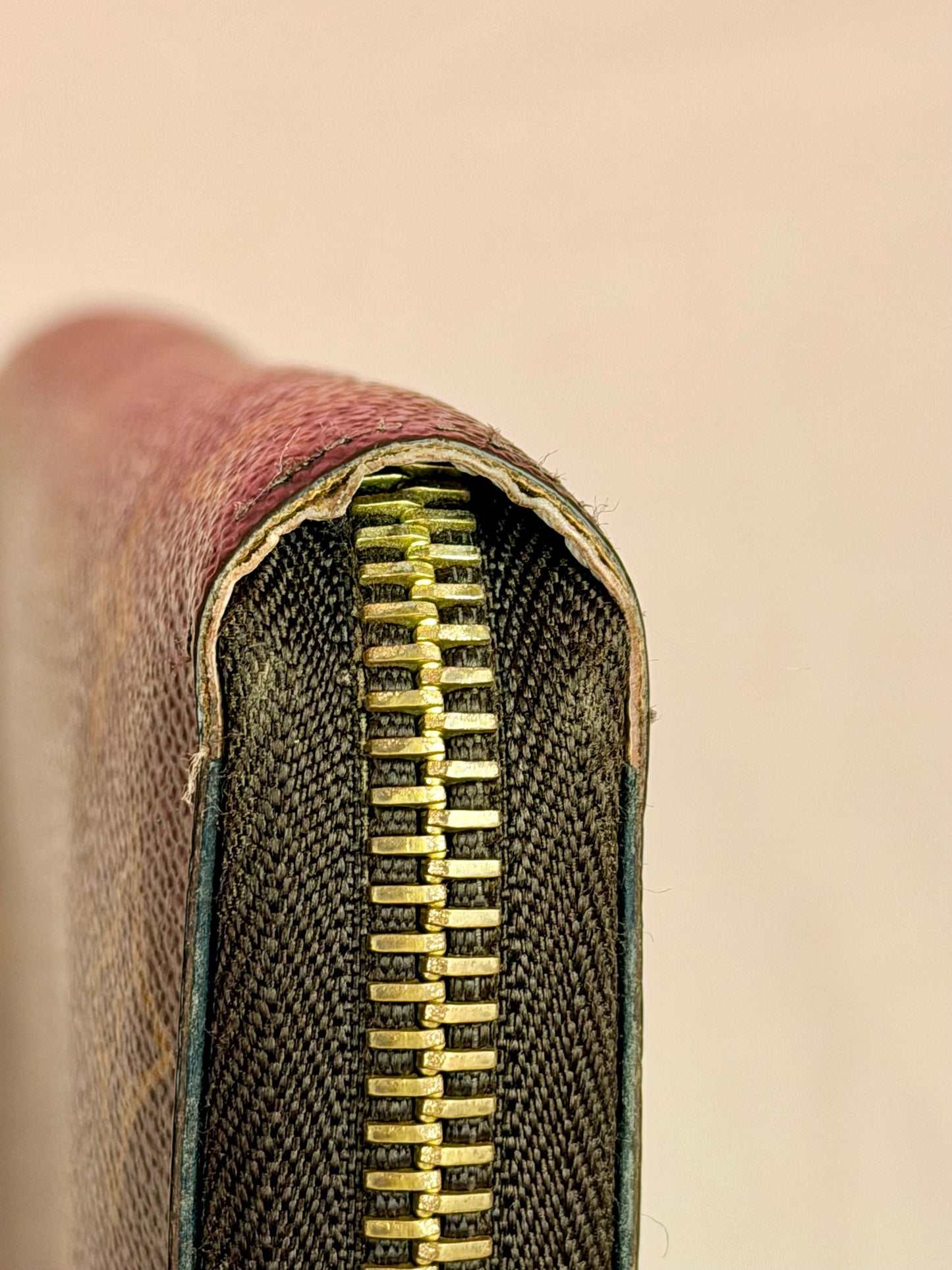 Zippy Wallet in Monogram/Rose