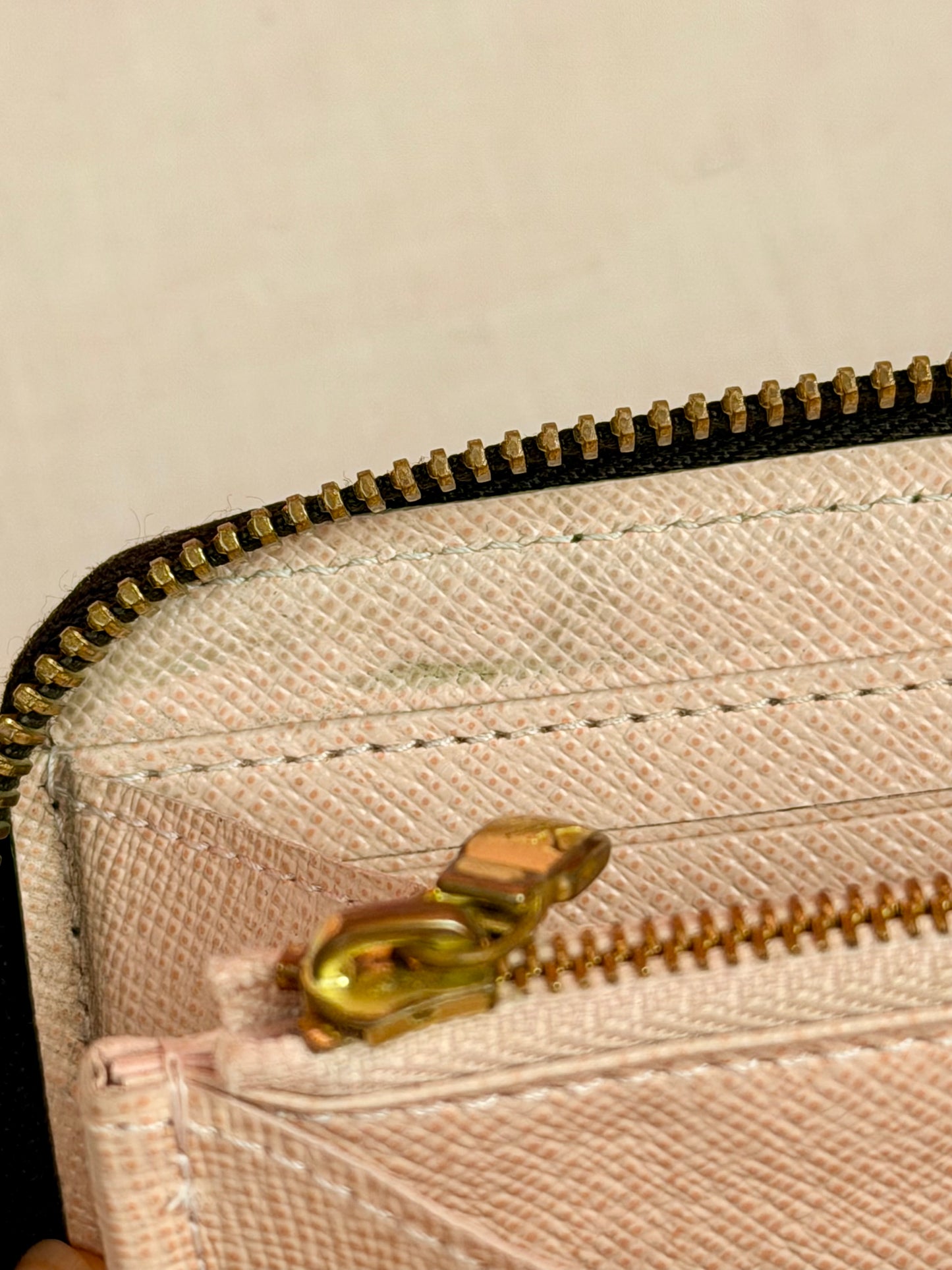 Zippy Wallet in Monogram/Rose