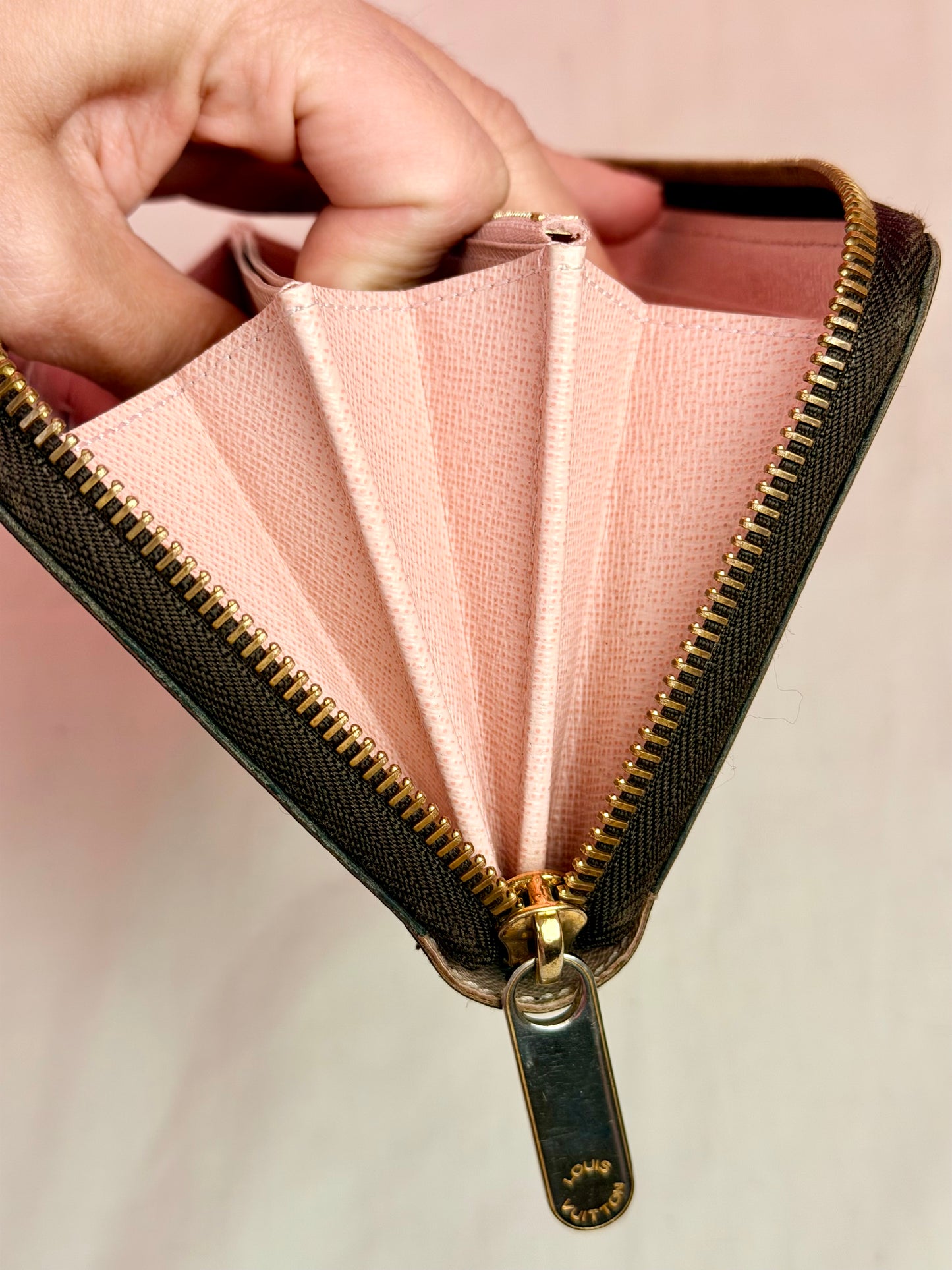 Zippy Wallet in Monogram/Rose