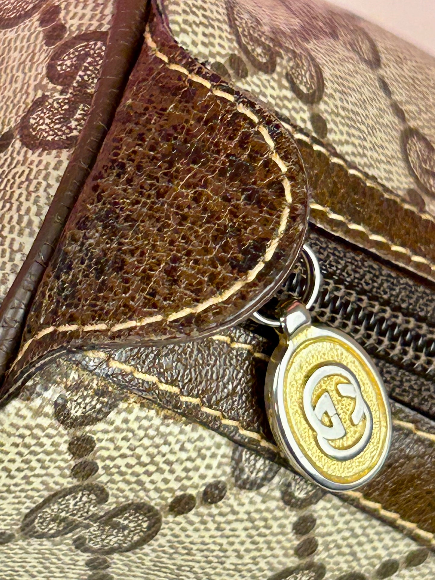 Oval Sherry Line Crossbody