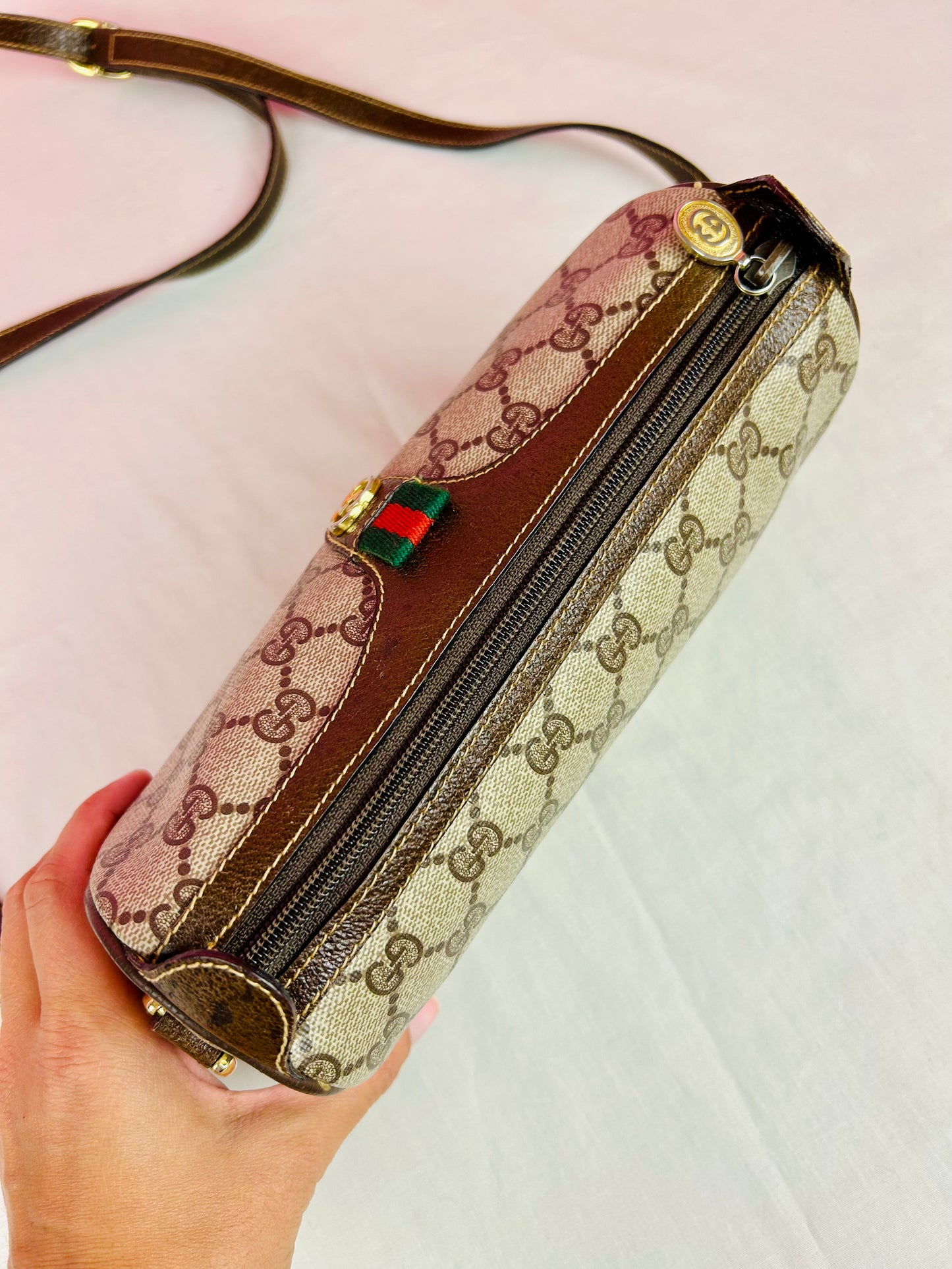 Oval Sherry Line Crossbody