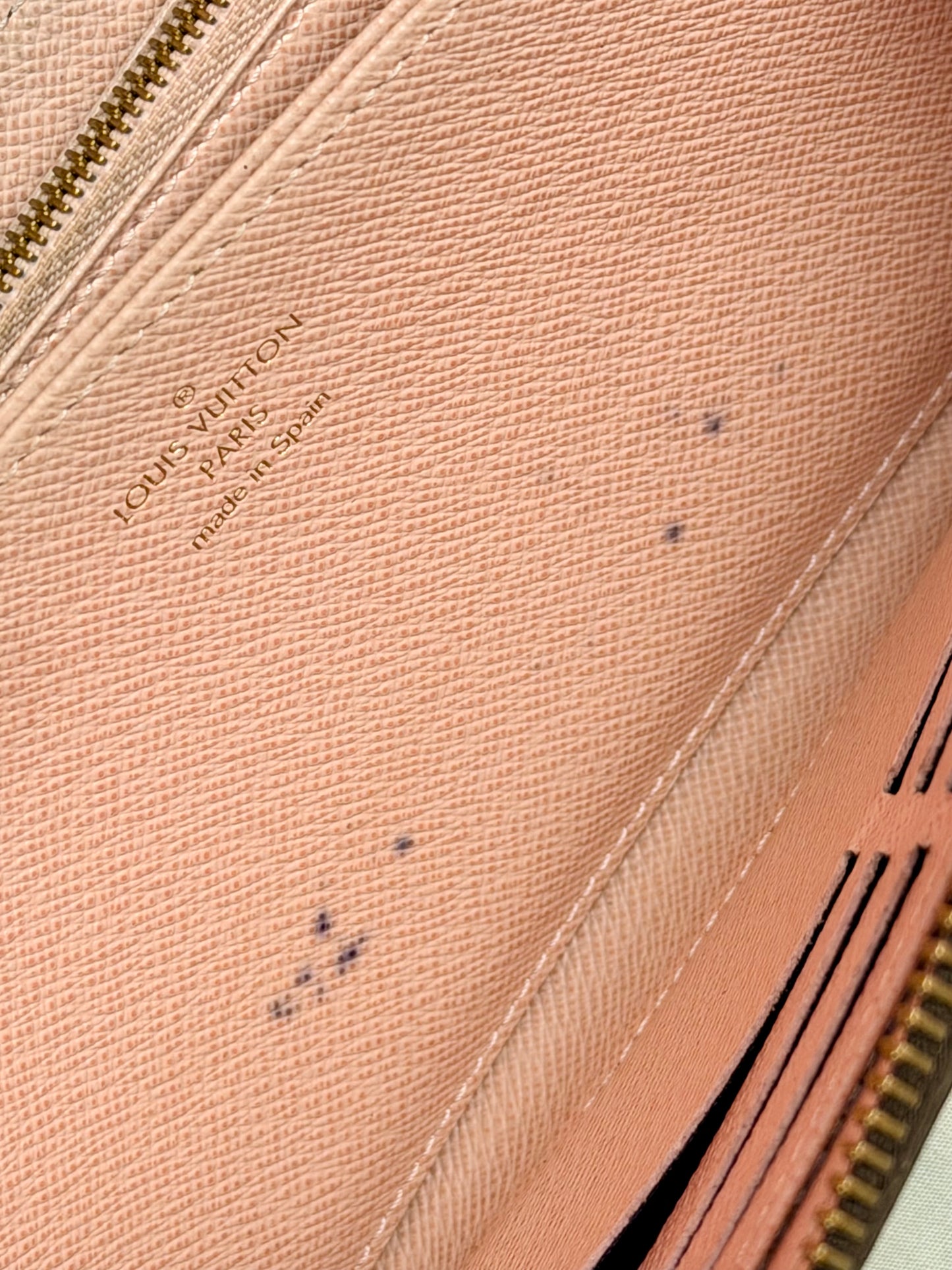 Zippy Wallet in Monogram/Rose