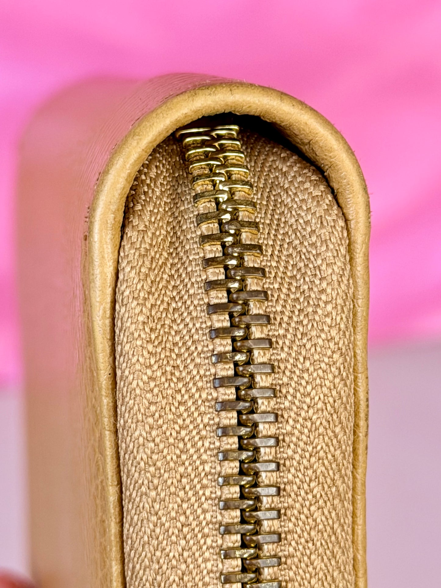 Gucci Beige Compact Zippy