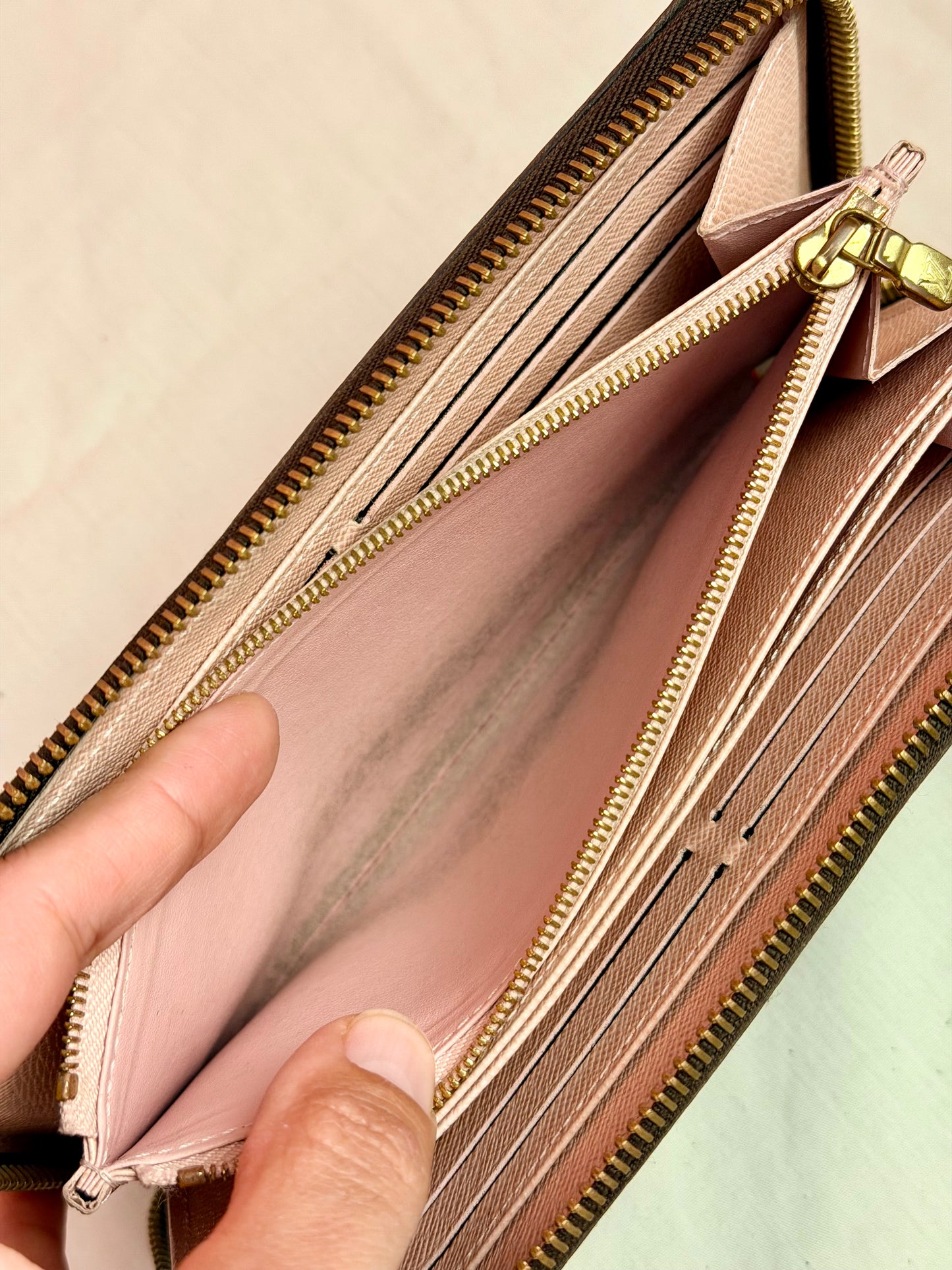 Zippy Wallet in Monogram/Rose